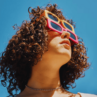  Why Your Curls Get Frizzy in Summer